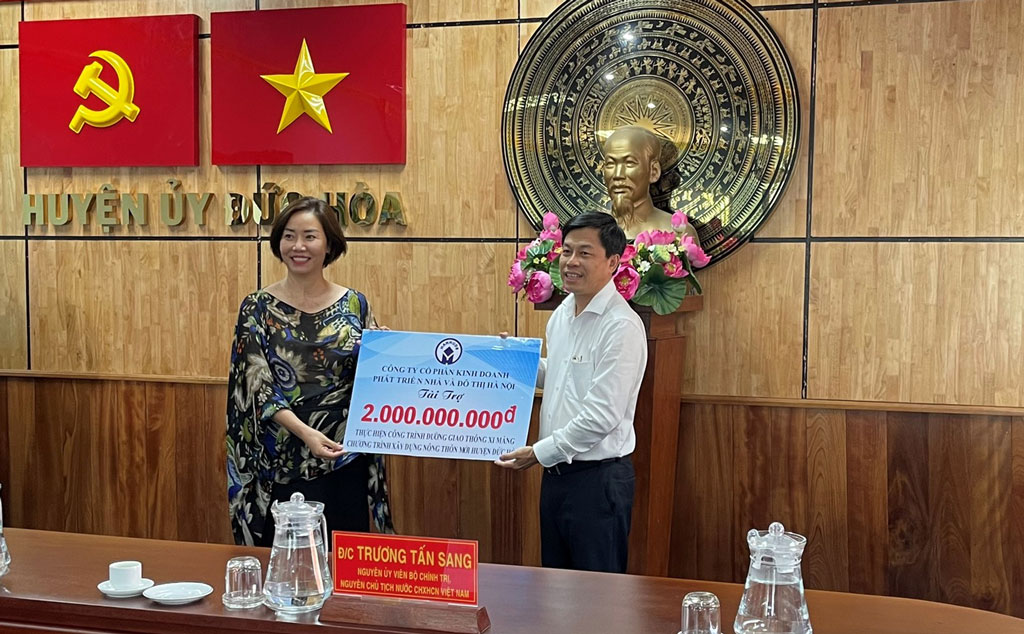 Công ty cổ phần Kinh doanh Phát triển Nhà và Đô thị Hà Nội đóng góp một phần phúc lợi xã hội tại Tỉnh Long An